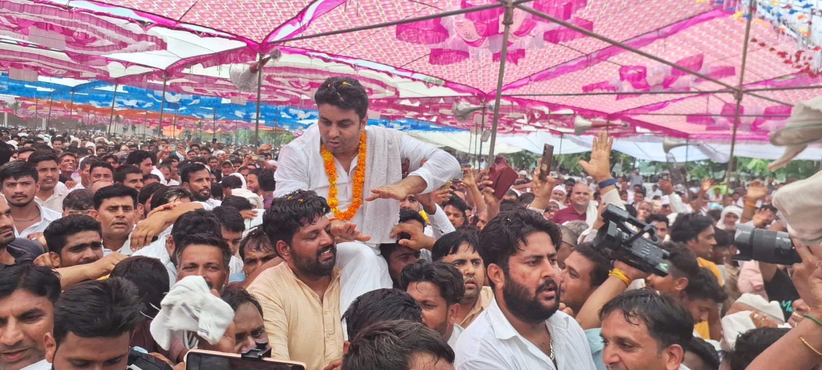 कांधला क्षेत्र के  गांव  डुंडु खेड़ा के कलस्यान कन्या इंटर कॉलेज में पंचायत  को  सम्बोधित करते ए