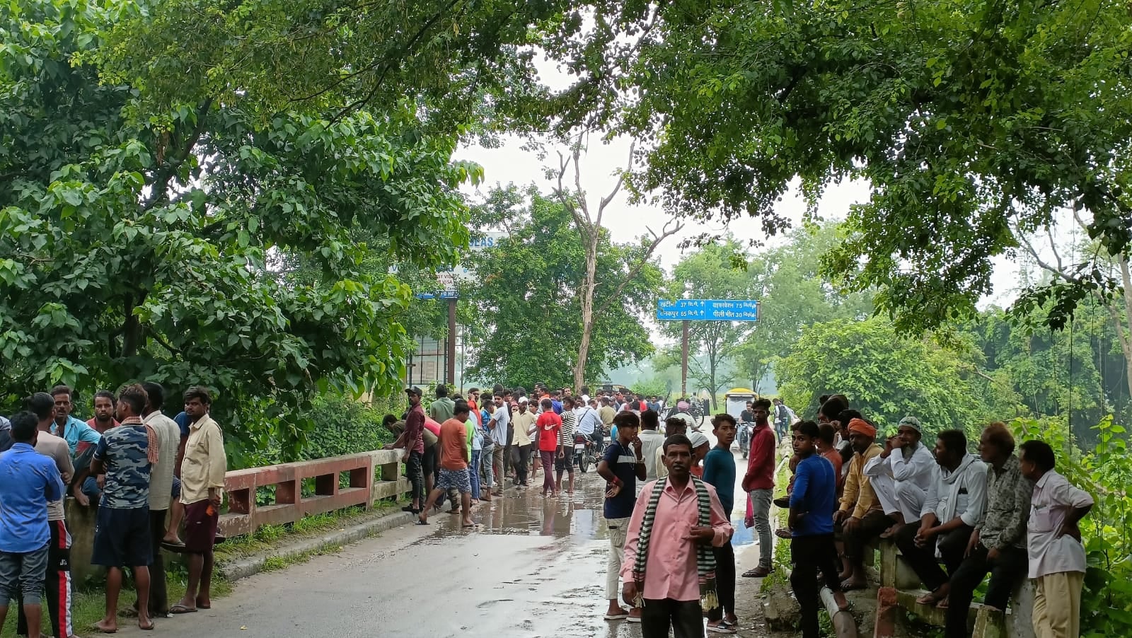 खारजा नहर में नाव के सहारे युवक की तलाश करते गोताखोर। संवाद खारजा नहर में नाव के सहारे युवक की तलाश करते गोताखोर। संवाद