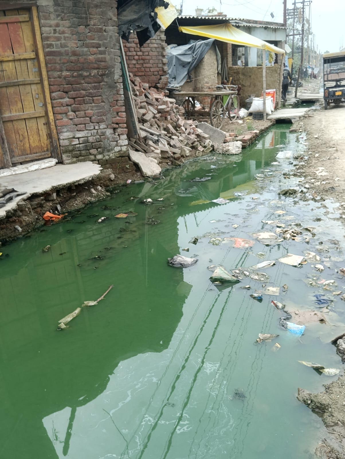 नौंगवा पकड़िया में एक खाली जगह पर भरा पानी।संवाद