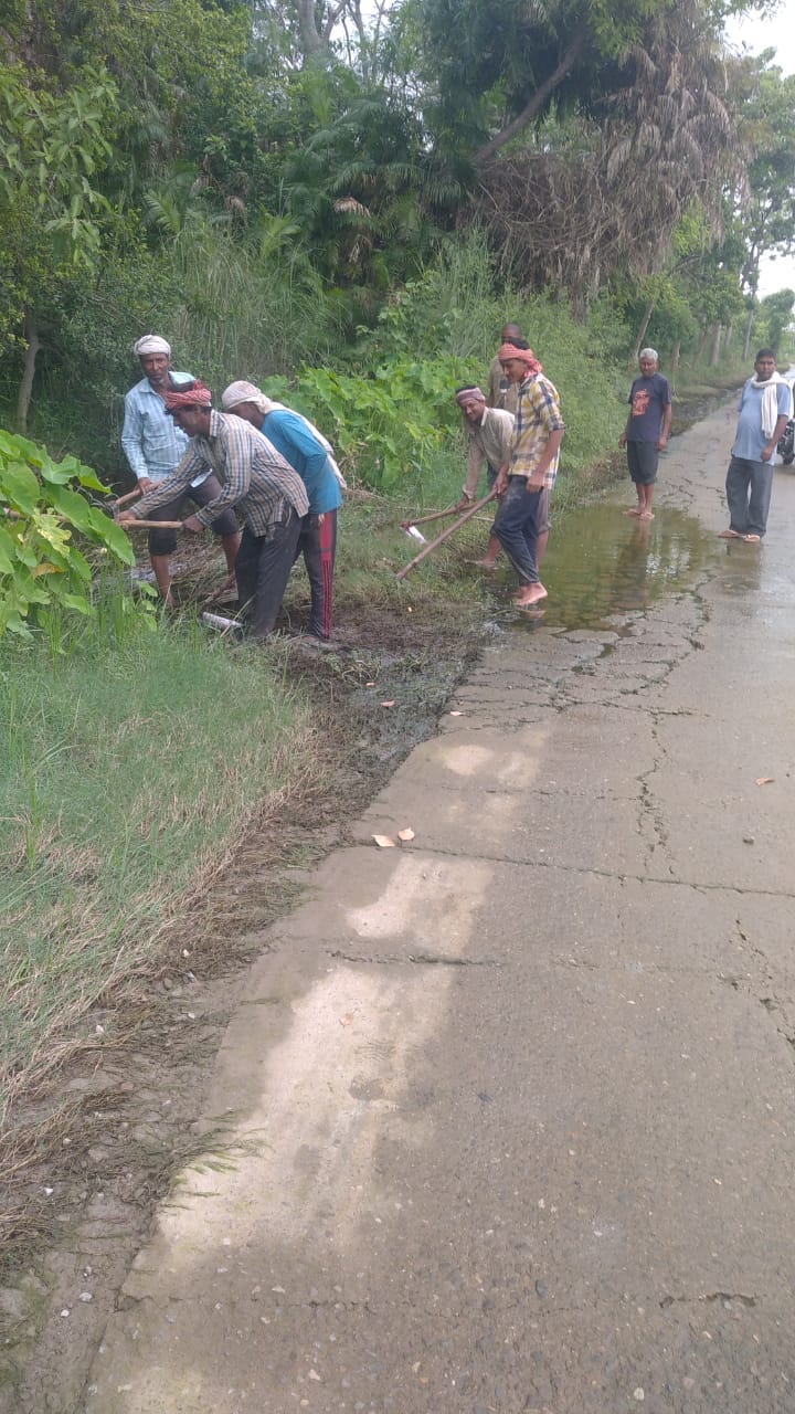 नोमैंस लैंड क्षेत्र में बाए किनारे की ओर जाता शारदा नदी के पानी का बहाव। संवाद