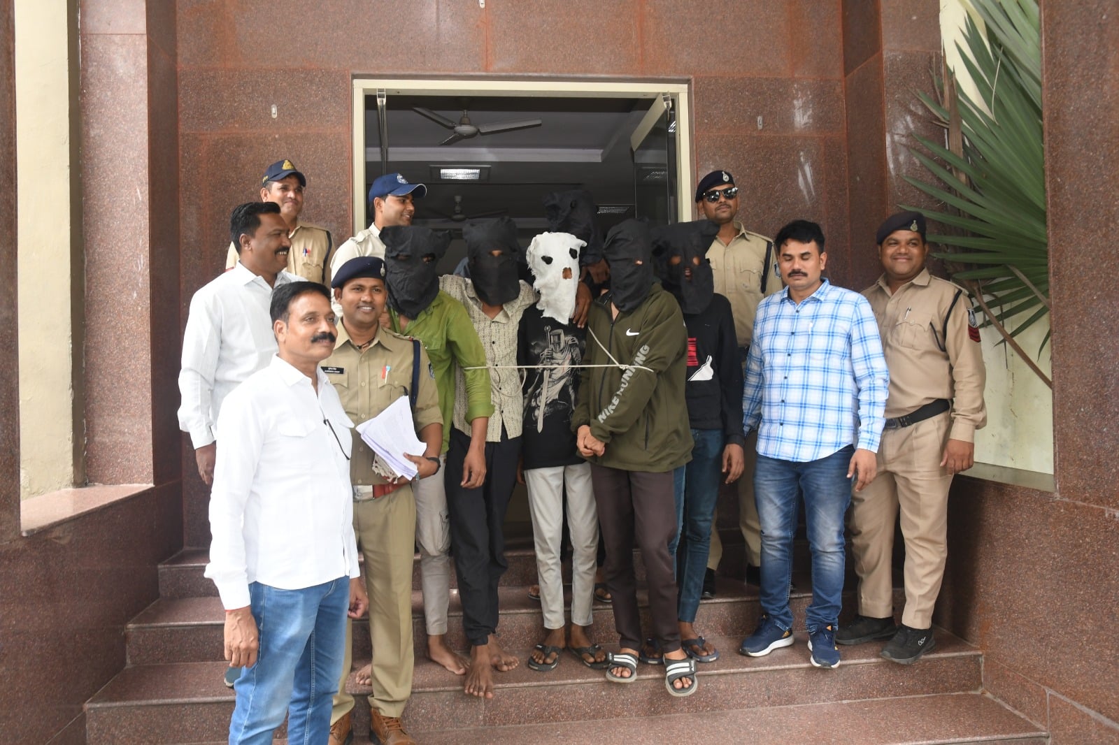 पूरे मामले का खुलासा करते हैं एसपी प्रदीप शर्मा और पुलिस की पकड़ में आए आरोपी पूरे मामले का खुलासा करते हैं एसपी प्रदीप शर्मा और पुलिस की पकड़ में आए आरोपी