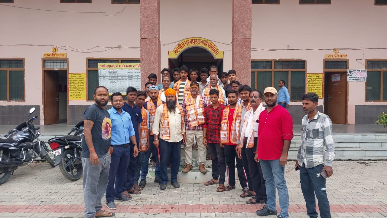 पूरनपुर में एसडीएम कार्यालय के बाहर धरना देकर प्रदर्शन करते हिंदूवादी संगठन के कार्यकर्ता।- संब