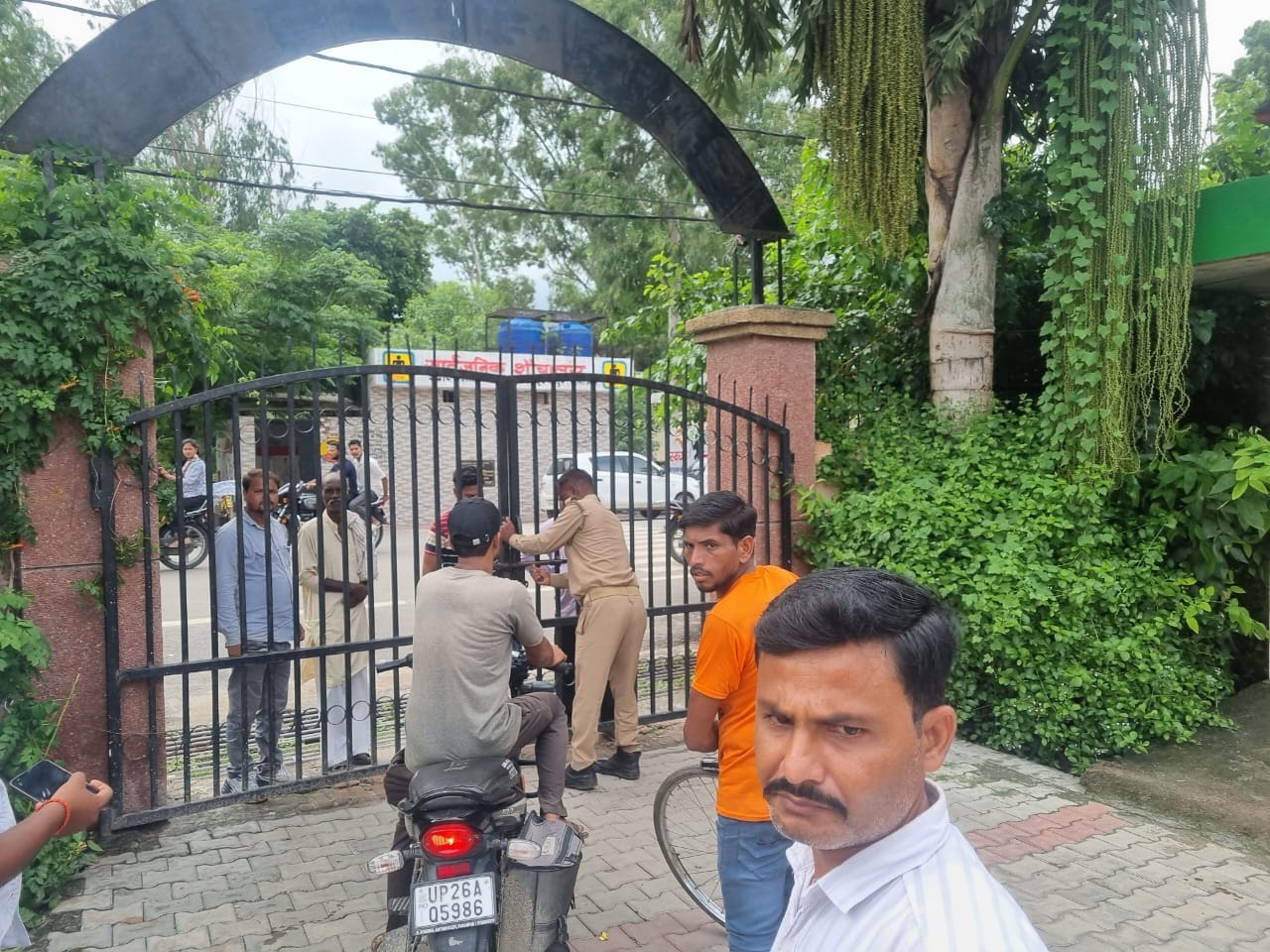 पूरनपुर में एसडीएम कार्यालय के बाहर धरना देकर प्रदर्शन करते हिंदूवादी संगठन के कार्यकर्ता।- संब