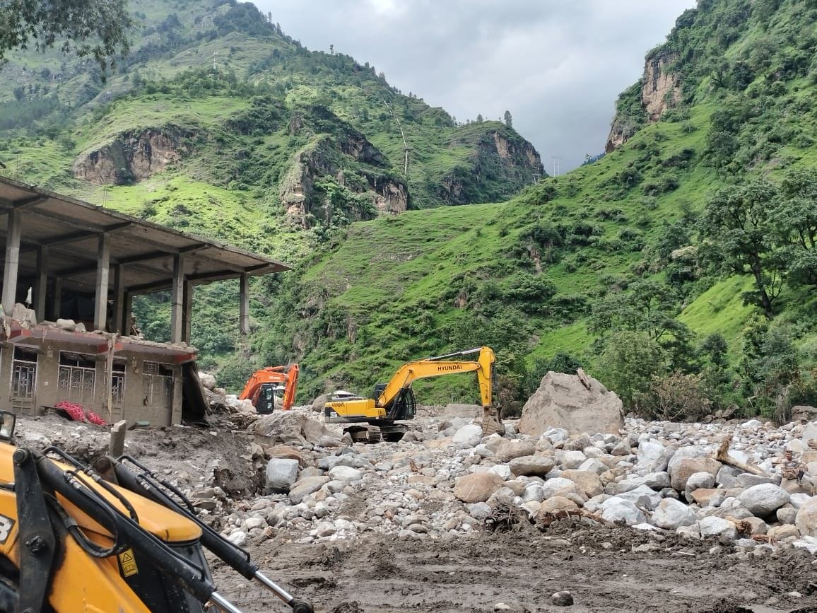 सतलुज नदी किनारे लापता लोगों की तलाश में सर्च ऑपरेशन चलाते पुलिस जवान। संवाद सतलुज नदी किनारे लापता लोगों की तलाश में सर्च ऑपरेशन चलाते पुलिस जवान। संवाद