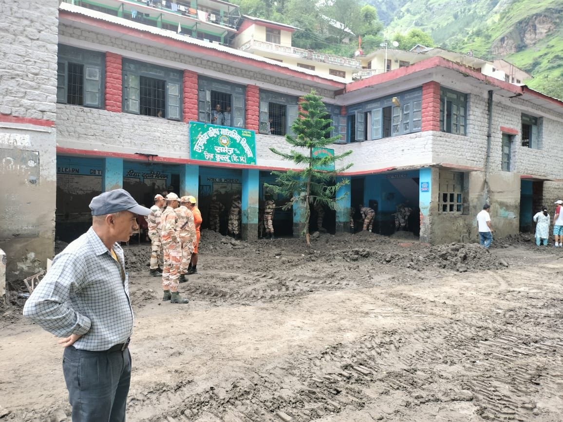 सतलुज नदी किनारे लापता लोगों की तलाश में सर्च ऑपरेशन चलाते पुलिस जवान। संवाद सतलुज नदी किनारे लापता लोगों की तलाश में सर्च ऑपरेशन चलाते पुलिस जवान। संवाद