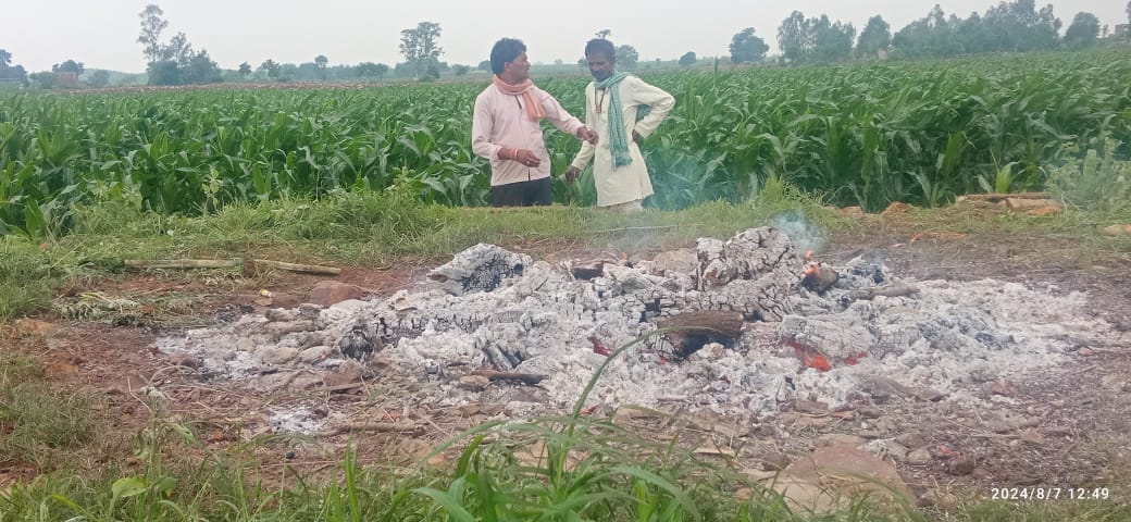 नाला पार करके अपने मुर्दों को अंतिम संस्कार के लिए के लिए ले जाते है ग्रामीण