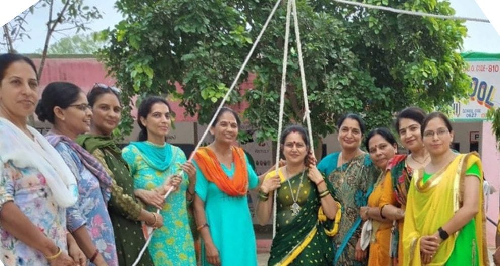 भिवानी के तीज उत्सव में प्रस्तुति देतीं युवतियां। भिवानी के तीज उत्सव में प्रस्तुति देतीं युवतियां।
