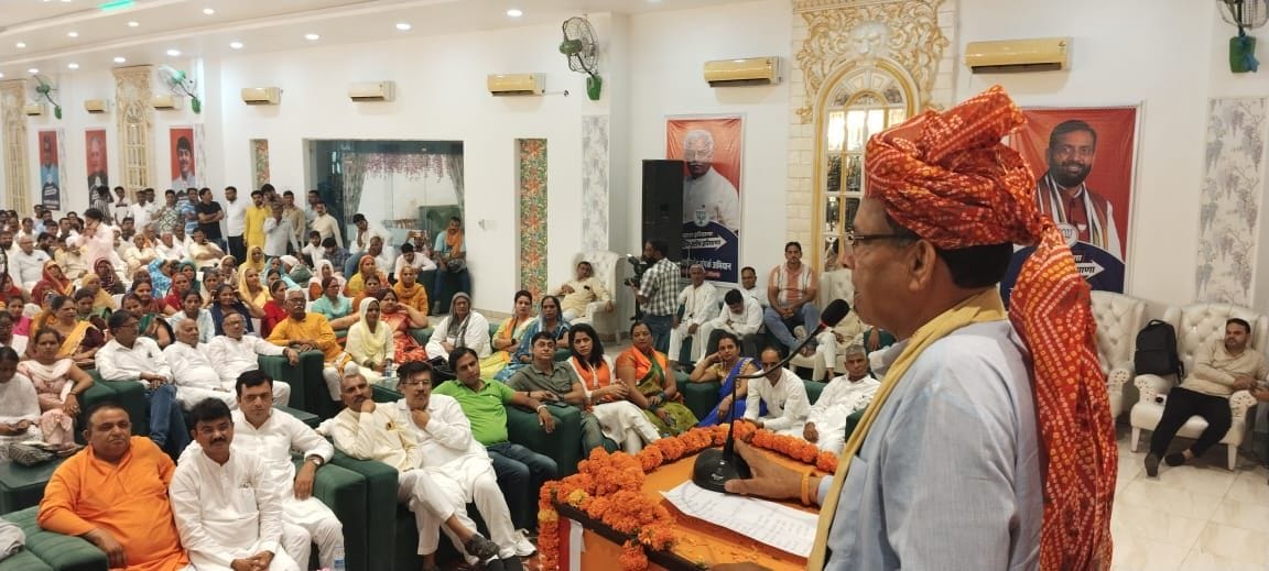 भिवानी में भाजपा कार्यकर्ताओं को संबोधित करते भाजपा प्रदेश अध्यक्ष पंडित मोहन लाल बड़ाैली । भिवानी में भाजपा कार्यकर्ताओं को संबोधित करते भाजपा प्रदेश अध्यक्ष पंडित मोहन लाल बड़ाैली ।