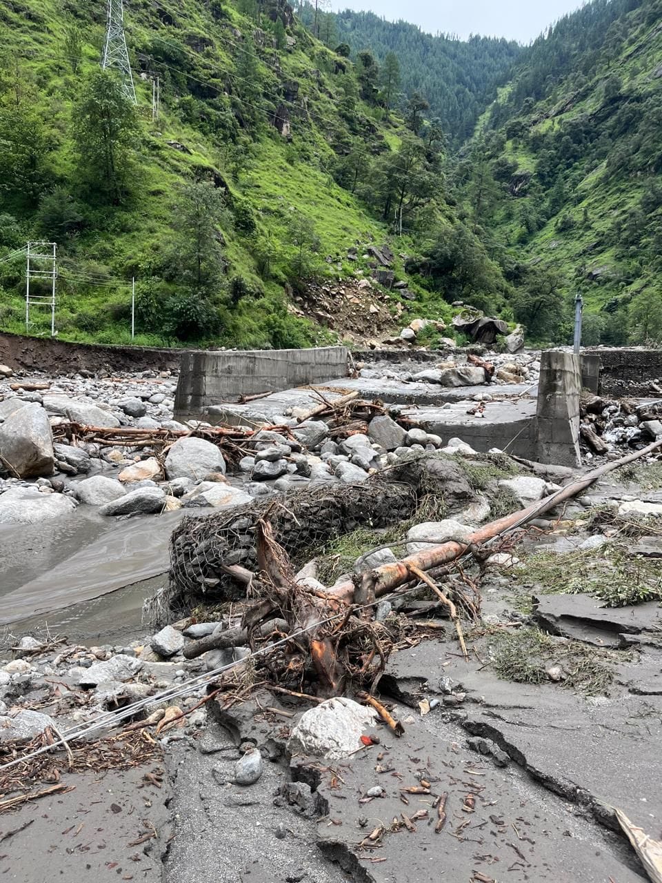 बिजली बोर्ड के गानवी स्टेज वन की क्षतिग्रस्त सडक़ और पुल। संवाद बिजली बोर्ड के गानवी स्टेज वन की क्षतिग्रस्त सडक़ और पुल। संवाद