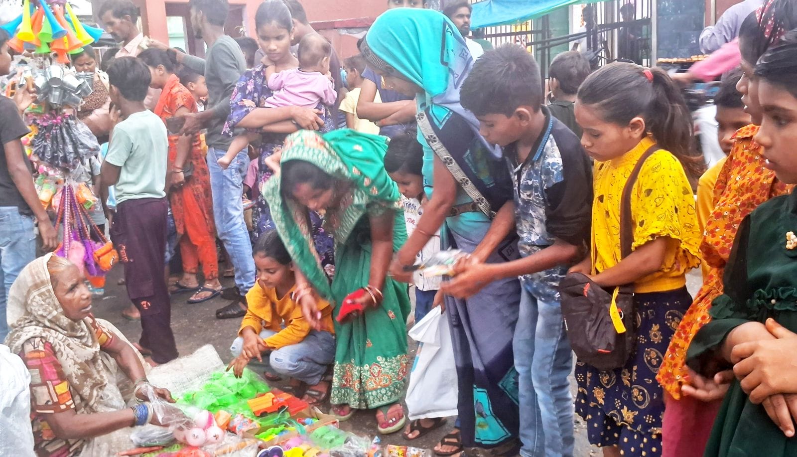 बिल्सी नगर पालिका परिषद हरियाली तीज मनाती महिलाएं। संवाद