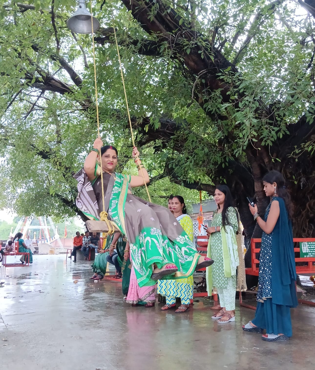 बिलसंडा नगर में तीज पर पूजा करती महिलाएं।स्रोत:नागरिक बिलसंडा नगर में तीज पर पूजा करती महिलाएं।स्रोत:नागरिक