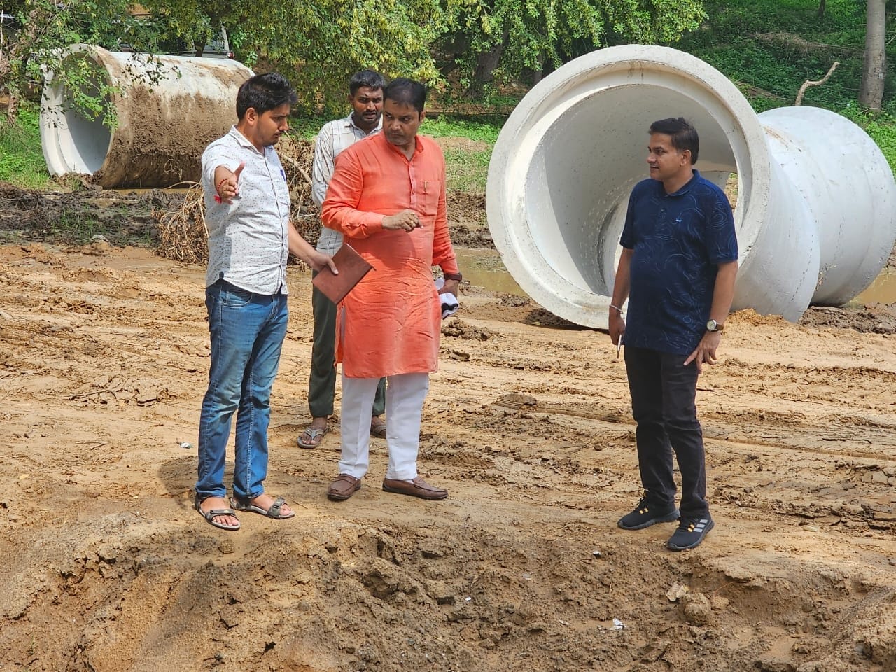 फोटो संख्या:52- माजरा दौहान क्षेत्र में पाइप लाइन बिछाते कर्मचारी--संवाद फोटो संख्या:52- माजरा दौहान क्षेत्र में पाइप लाइन बिछाते कर्मचारी--संवाद