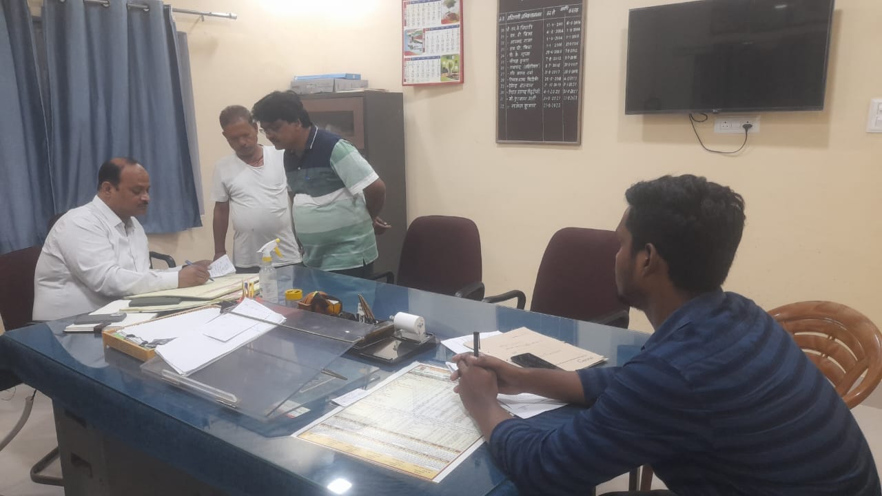 जल निगम कार्यालय का निरीक्षण करते सिटी मजिस्ट्रेट।स्रोत:सूचना विभाग जल निगम कार्यालय का निरीक्षण करते सिटी मजिस्ट्रेट।स्रोत:सूचना विभाग