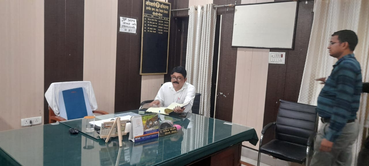 जल निगम कार्यालय का निरीक्षण करते सिटी मजिस्ट्रेट।स्रोत:सूचना विभाग जल निगम कार्यालय का निरीक्षण करते सिटी मजिस्ट्रेट।स्रोत:सूचना विभाग