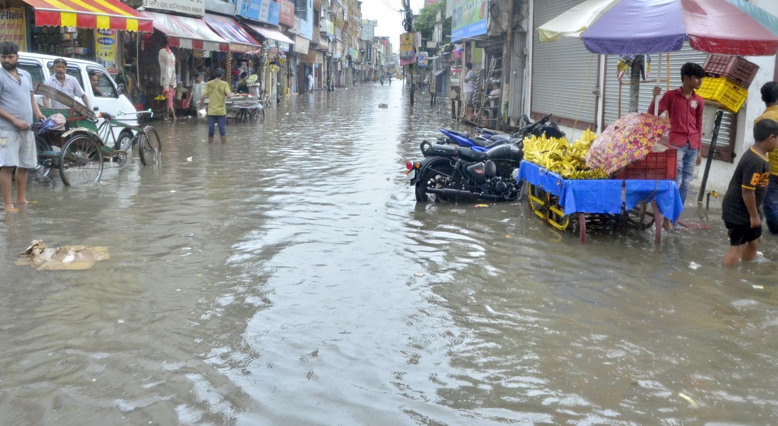 लावेला चौक पर इंजन में पानी भरने से बंद पड़ी बाइकें। संवाद लावेला चौक पर इंजन में पानी भरने से बंद पड़ी बाइकें। संवाद