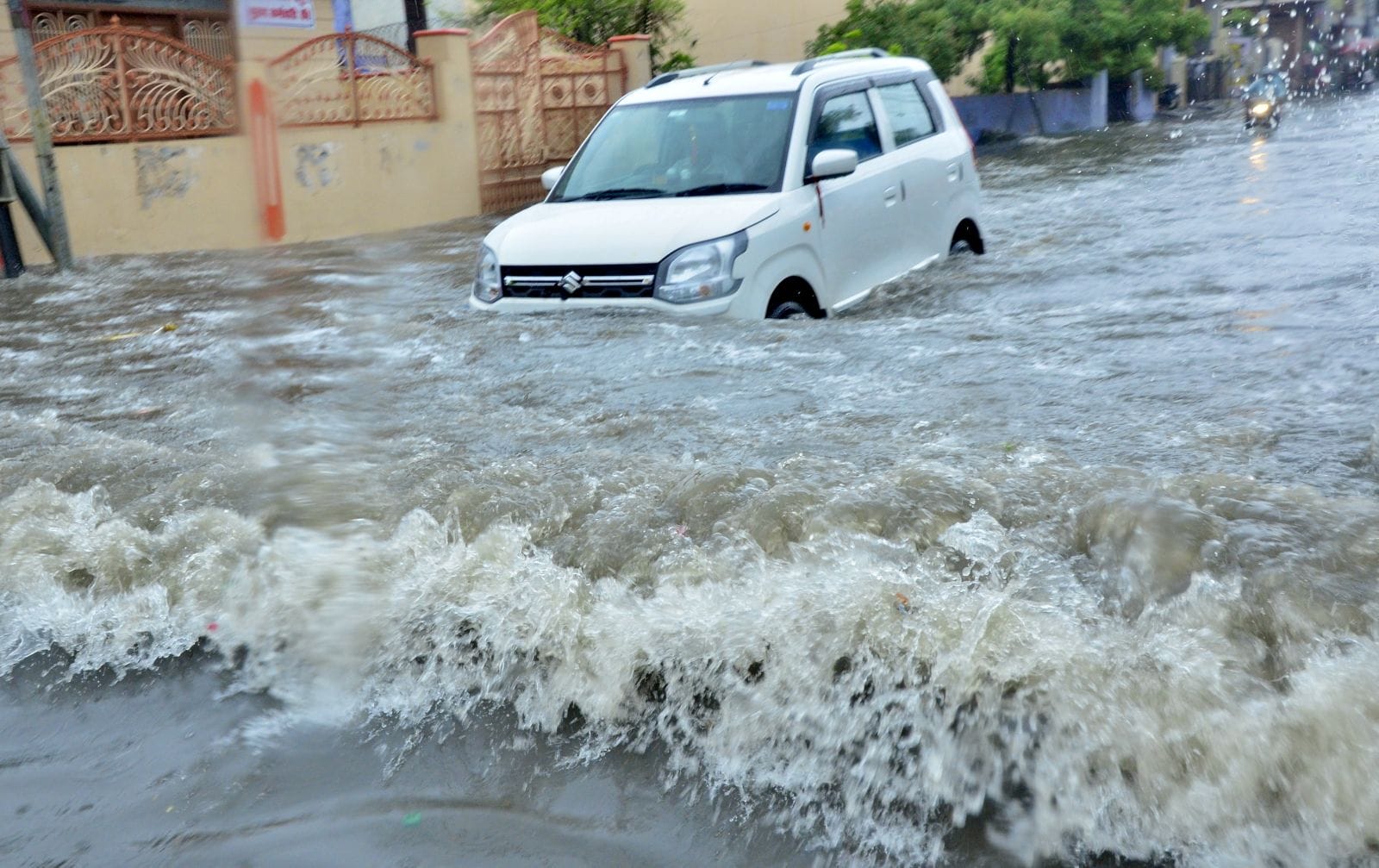लावेला चौक पर इंजन में पानी भरने से बंद पड़ी बाइकें। संवाद लावेला चौक पर इंजन में पानी भरने से बंद पड़ी बाइकें। संवाद