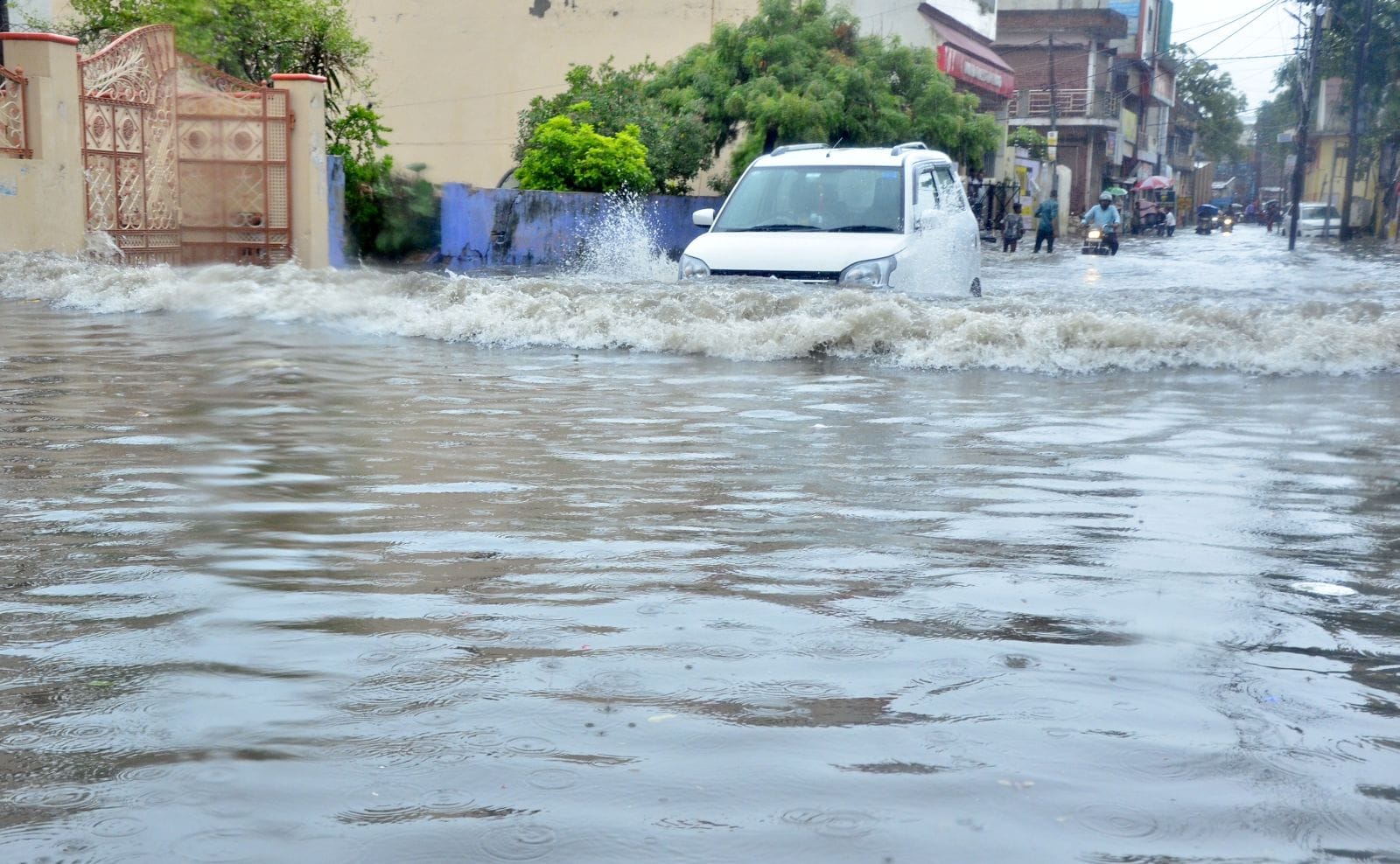 लावेला चौक पर इंजन में पानी भरने से बंद पड़ी बाइकें। संवाद लावेला चौक पर इंजन में पानी भरने से बंद पड़ी बाइकें। संवाद