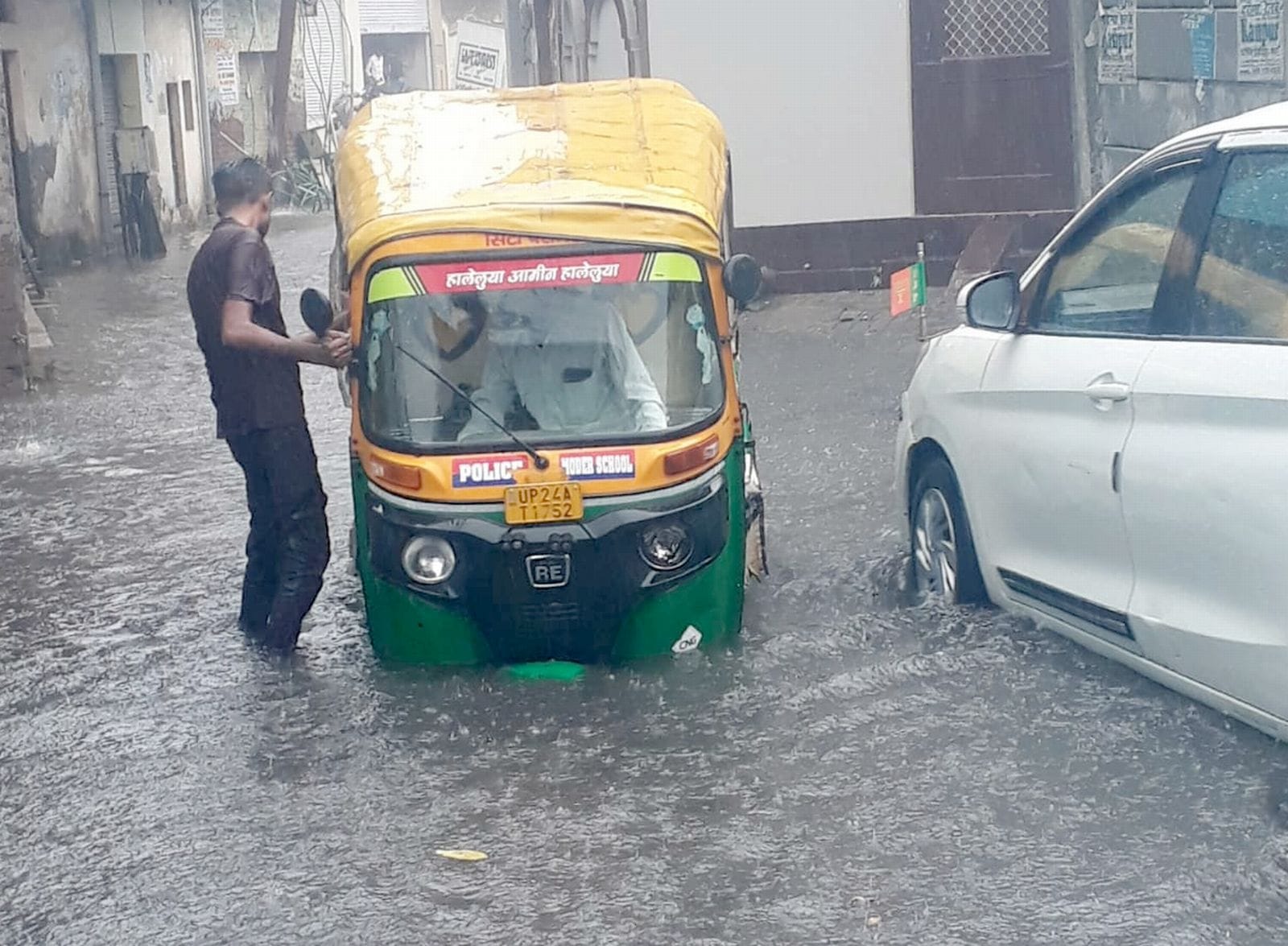 लावेला चौक पर इंजन में पानी भरने से बंद पड़ी बाइकें। संवाद लावेला चौक पर इंजन में पानी भरने से बंद पड़ी बाइकें। संवाद