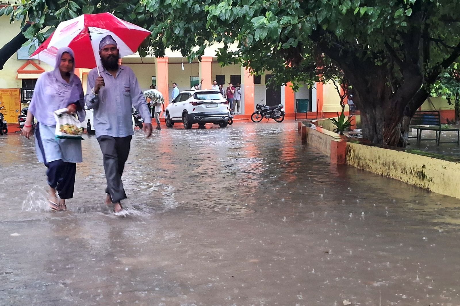लावेला चौक पर इंजन में पानी भरने से बंद पड़ी बाइकें। संवाद लावेला चौक पर इंजन में पानी भरने से बंद पड़ी बाइकें। संवाद