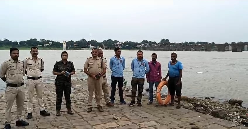 ओंकारेश्वर डैम के आधा मीटर तक खोले गए 9 गेट