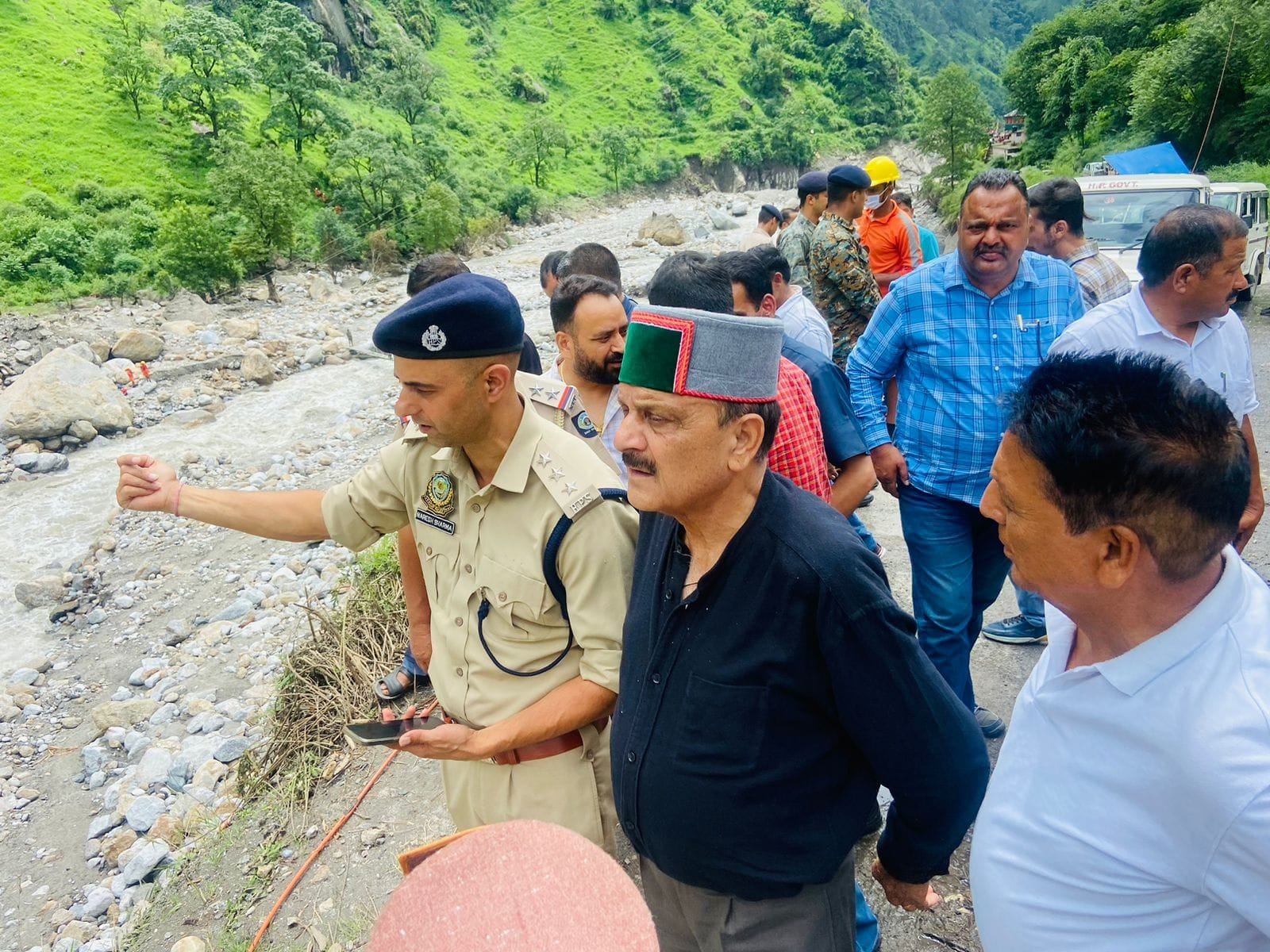 समेज में आपदाग्रस्त इलाके में राहत कार्यों का जायजा लेते विधायक नंद लाल। संवाद समेज में आपदाग्रस्त इलाके में राहत कार्यों का जायजा लेते विधायक नंद लाल। संवाद