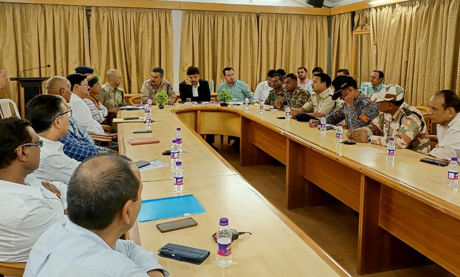 समेज में चल रहे राहत कार्यों को लेकर समीक्षा बैठक की अध्यक्षता करते उपायुक्त अनुपम कश्यप। संवाद