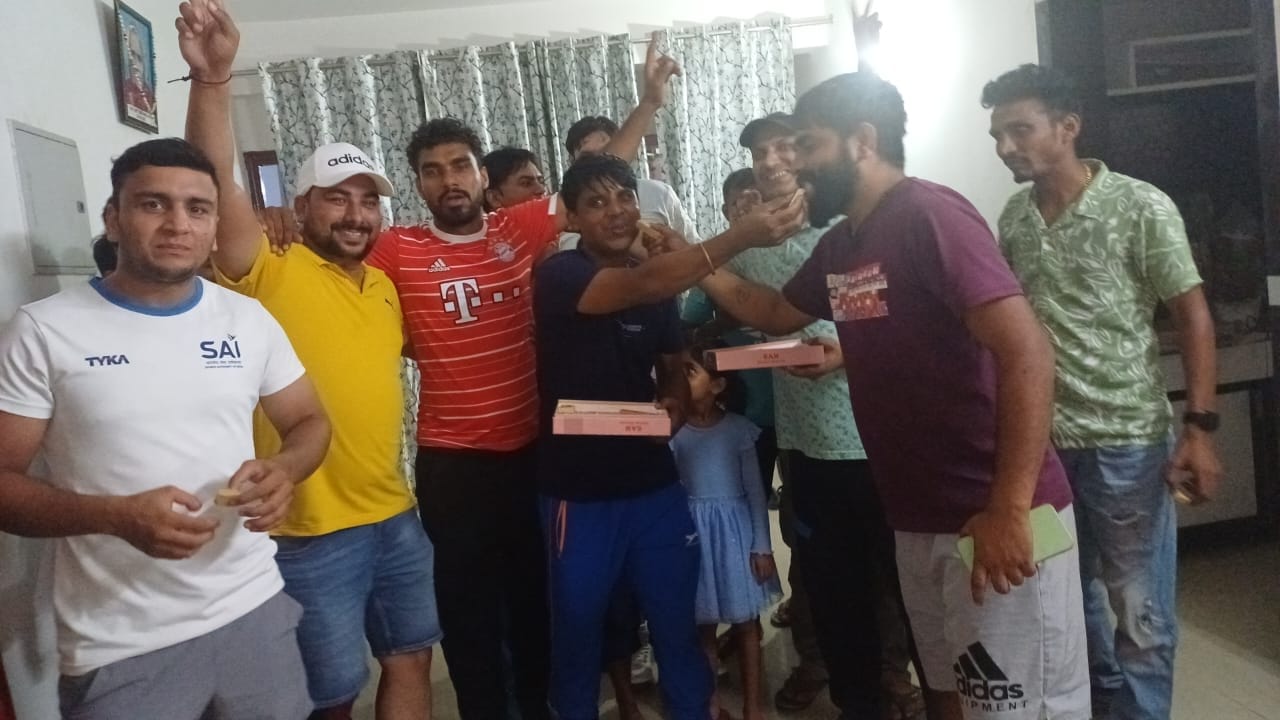  सोनीपत के मयूर विहार में कांस्य पदक जीतने के बाद अभिषेक नैन परिजनों से बात करते हुए। संवाद