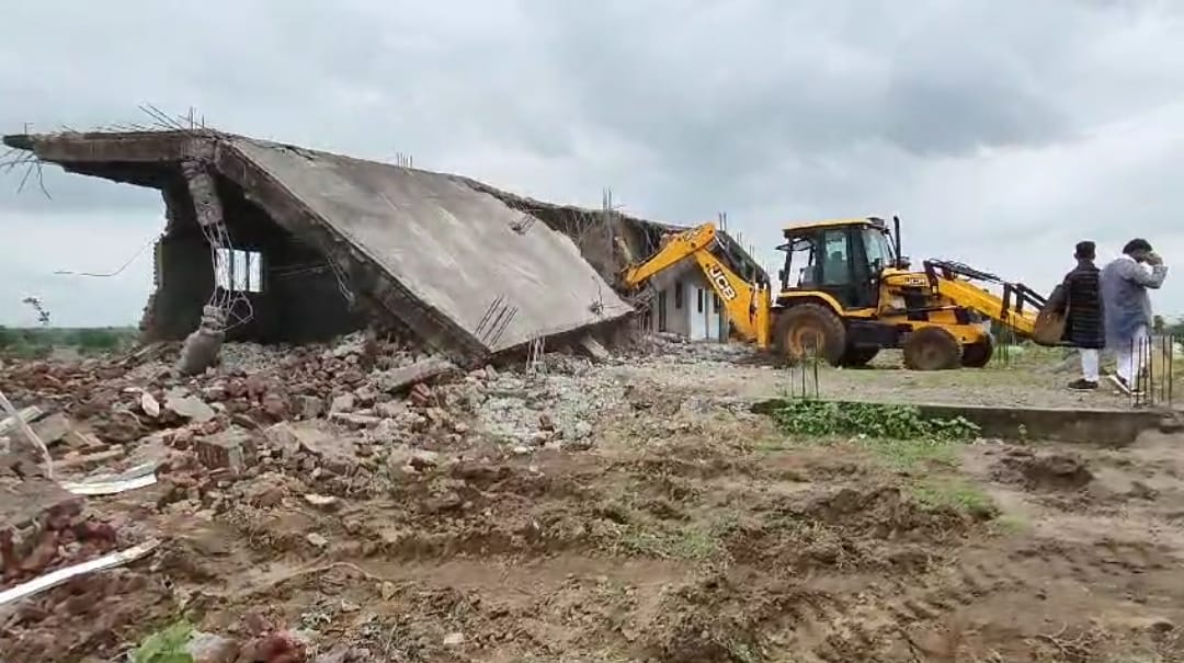 वन भूमि पर अतिक्रमण कर संचालित हो रहे मदरसे को हटाया गया