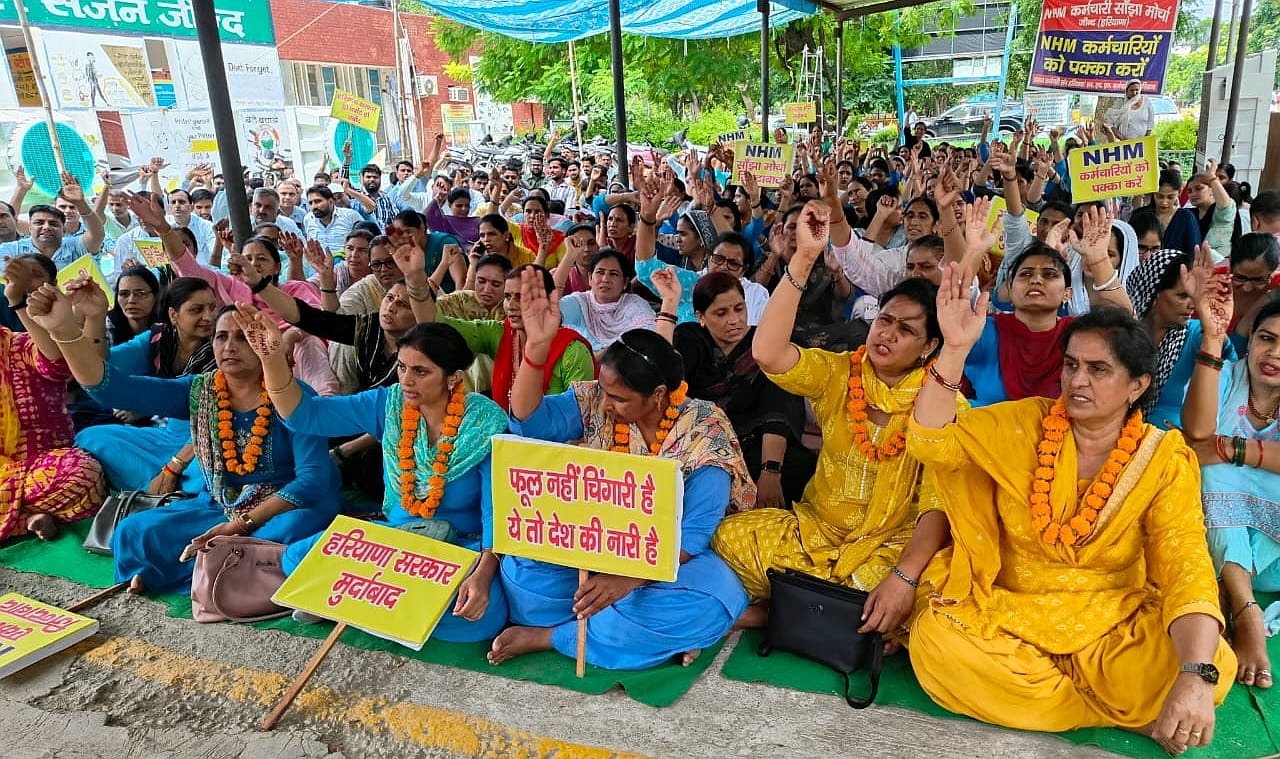 08जेएनडी02: नागरिक अस्पताल में मांगों को लेकर नारेबाजी करते हड़तालरत एनएचएम कर्मी। संवाद 08जेएनडी02: नागरिक अस्पताल में मांगों को लेकर नारेबाजी करते हड़तालरत एनएचएम कर्मी। संवाद