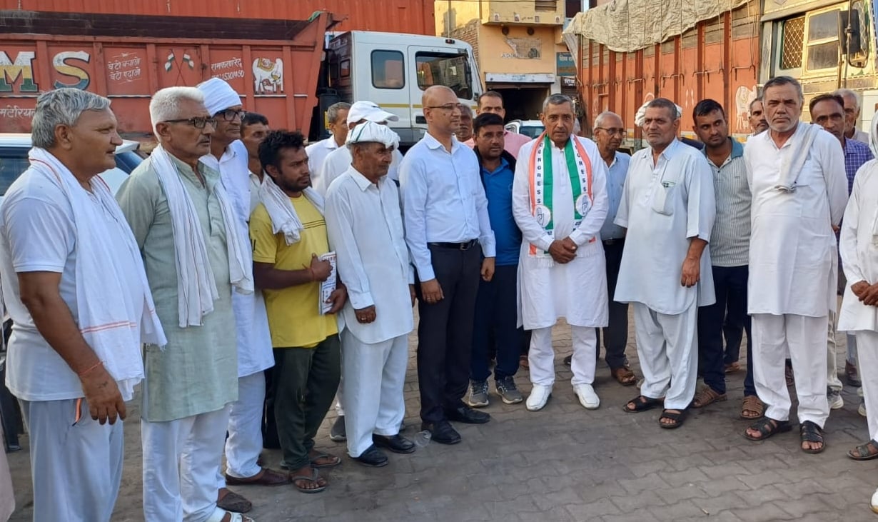 08जेएनडी08: ट्रक, ऑटो मार्केट में लोगों से मिलते हुए रघुबीर भारद्वाज। संवाद