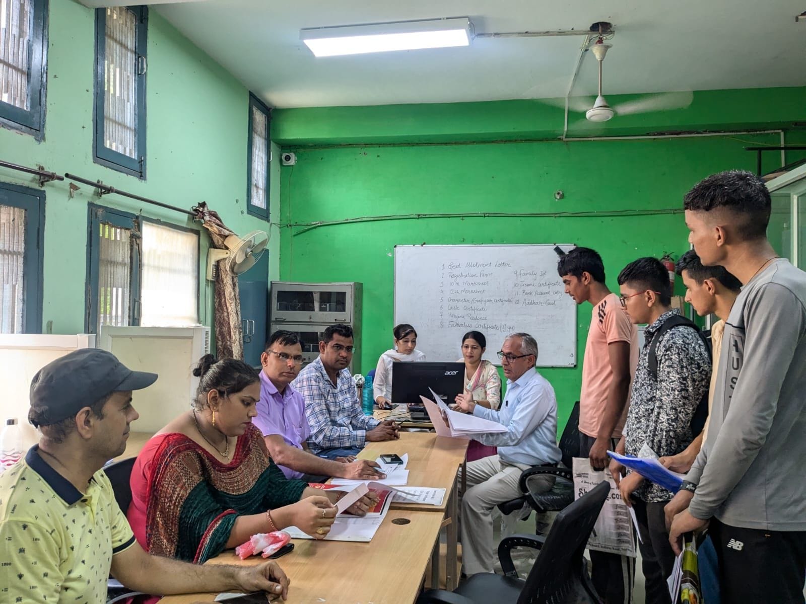 08जेएनडी10: राजकीय आईटीआई में रिक्त सीटों की जानकारी लेने आए विद्यार्थी। स्वयं