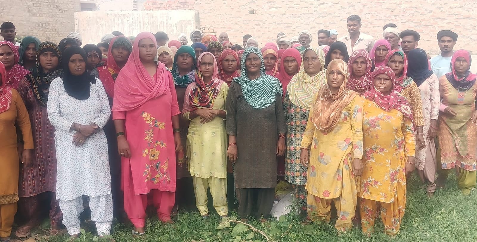08जेएनडी11: बीडीपीओ कार्यालय में दिहाड़ी काटे जाने पर पहुंचे लजवाना कलां गांव के ग्रामीण। संवाद