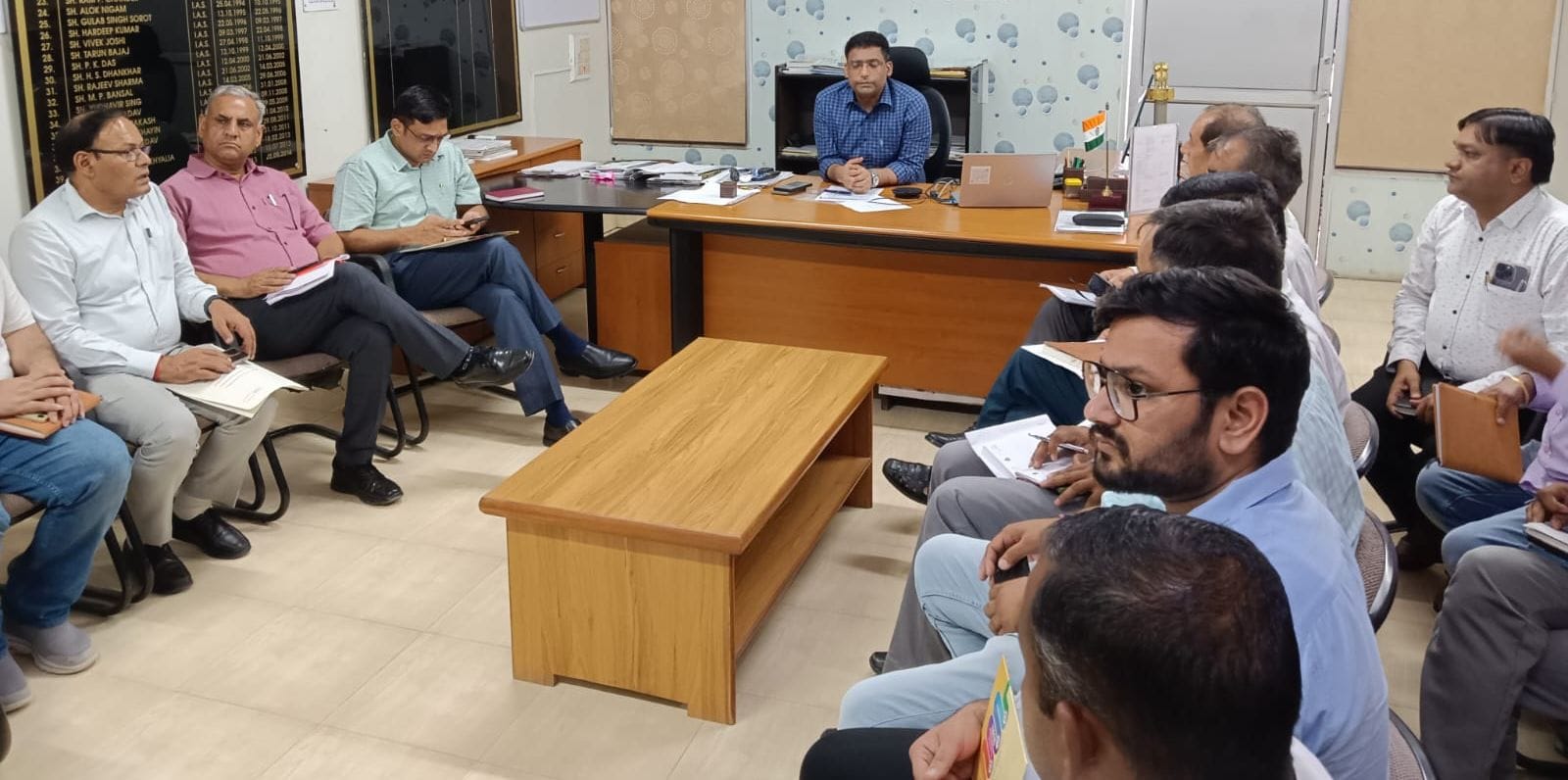 08जेएनडी13-अतिरिक्त मुख्य सचिव की कॉन्फ्रेसिंग में हिस्सा लेते अधिकारी। स्रोत प्रशासन 08जेएनडी13-अतिरिक्त मुख्य सचिव की कॉन्फ्रेसिंग में हिस्सा लेते अधिकारी। स्रोत प्रशासन