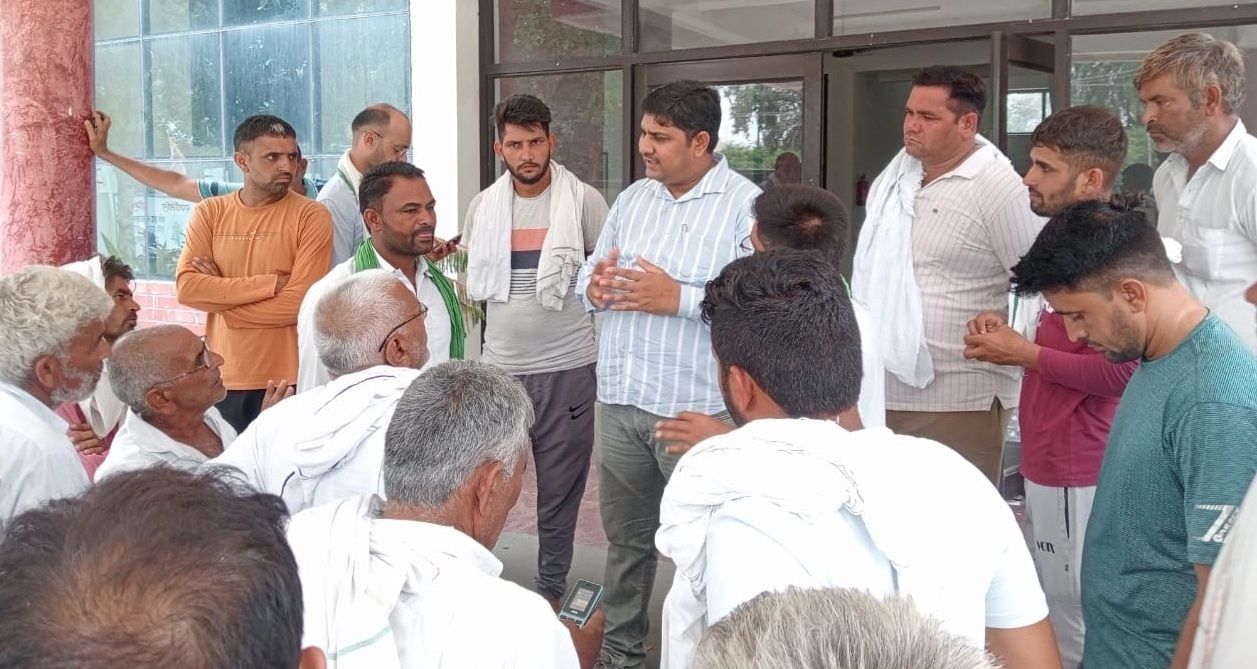 08जेएनडी28-नहरी विभाग के अधिकारियों को अपनी समस्या बताते किसान। संवाद 08जेएनडी28-नहरी विभाग के अधिकारियों को अपनी समस्या बताते किसान। संवाद