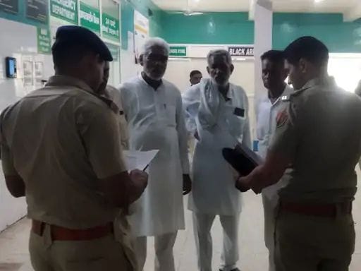 09जेएनडी10 : नागरिक अस्पताल में पोस्टमार्टम की कार्रवाई करते पुलिस कर्मचारी। संवाद