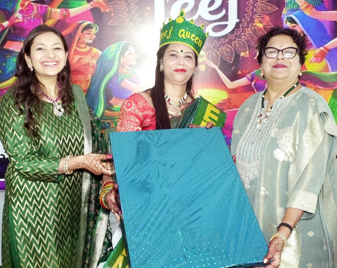 बिल्सी के ब्रह्माकुमारी आश्रम पर तीज महोत्सव मनाती महिलाएं। संवाद