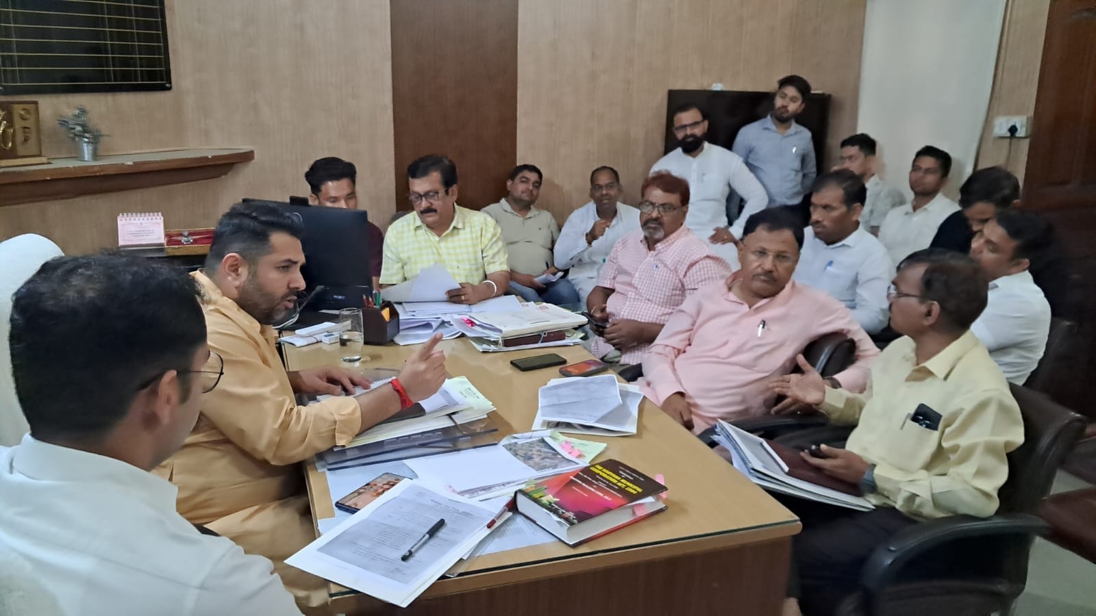 फोटो 28. सोनीपत नगर निगम कार्यालय में वित्त एवं अनुबंध कमेटी की बैठक के दौरान मेयर निखिल मदान, फोटो 28. सोनीपत नगर निगम कार्यालय में वित्त एवं अनुबंध कमेटी की बैठक के दौरान मेयर निखिल मदान,