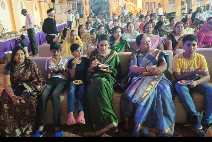 फोटो संख्या:53- तीज पर्व पर निजी मैरिज पैलेस में आयोजित समारोह में झूला झूलती महिलाएं--स्रोत- स