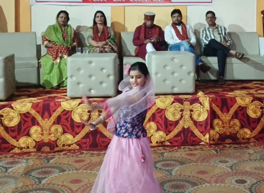 फोटो संख्या:53- तीज पर्व पर निजी मैरिज पैलेस में आयोजित समारोह में झूला झूलती महिलाएं--स्रोत- स