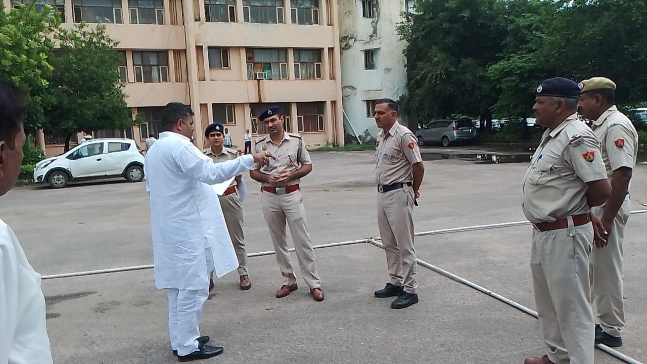 फोटो संख्या:63-जिला मुख्यालय की स्थापित को लेकर एसडीएम को ज्ञापन सौंपते सामजिक संगठन व अधिवक्त