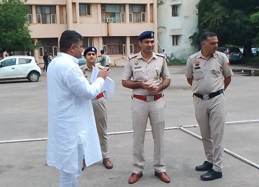 फोटो संख्या:63-जिला मुख्यालय की स्थापित को लेकर एसडीएम को ज्ञापन सौंपते सामजिक संगठन व अधिवक्त