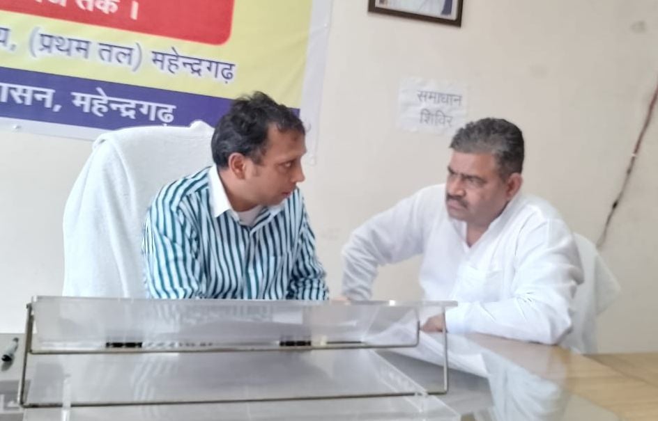 फोटो संख्या:63-जिला मुख्यालय की स्थापित को लेकर एसडीएम को ज्ञापन सौंपते सामजिक संगठन व अधिवक्त