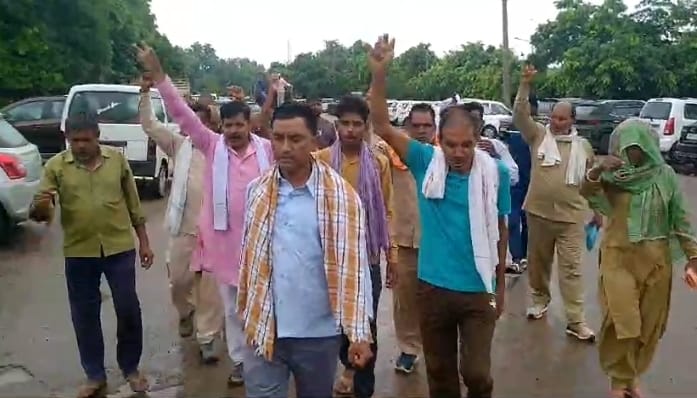 फोटो संख्या:63- लघु सचिवालय महेंद्रगढ़ में तहसीलदार को ज्ञापन सौंपते ग्रामीण सफाई कर्मचारी--संव