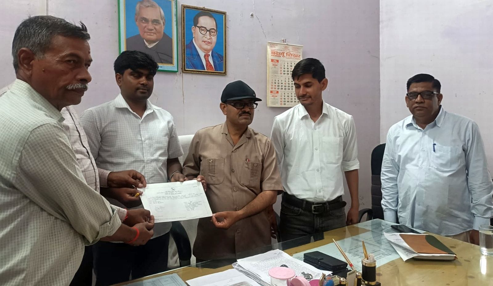 जगत ब्लॉक की ग्राम पंचायत रिजौली में प्रधान पद पर नेत्रपाल के जीतने पर प्रमाण पत्र दिया गया। स् जगत ब्लॉक की ग्राम पंचायत रिजौली में प्रधान पद पर नेत्रपाल के जीतने पर प्रमाण पत्र दिया गया। स्