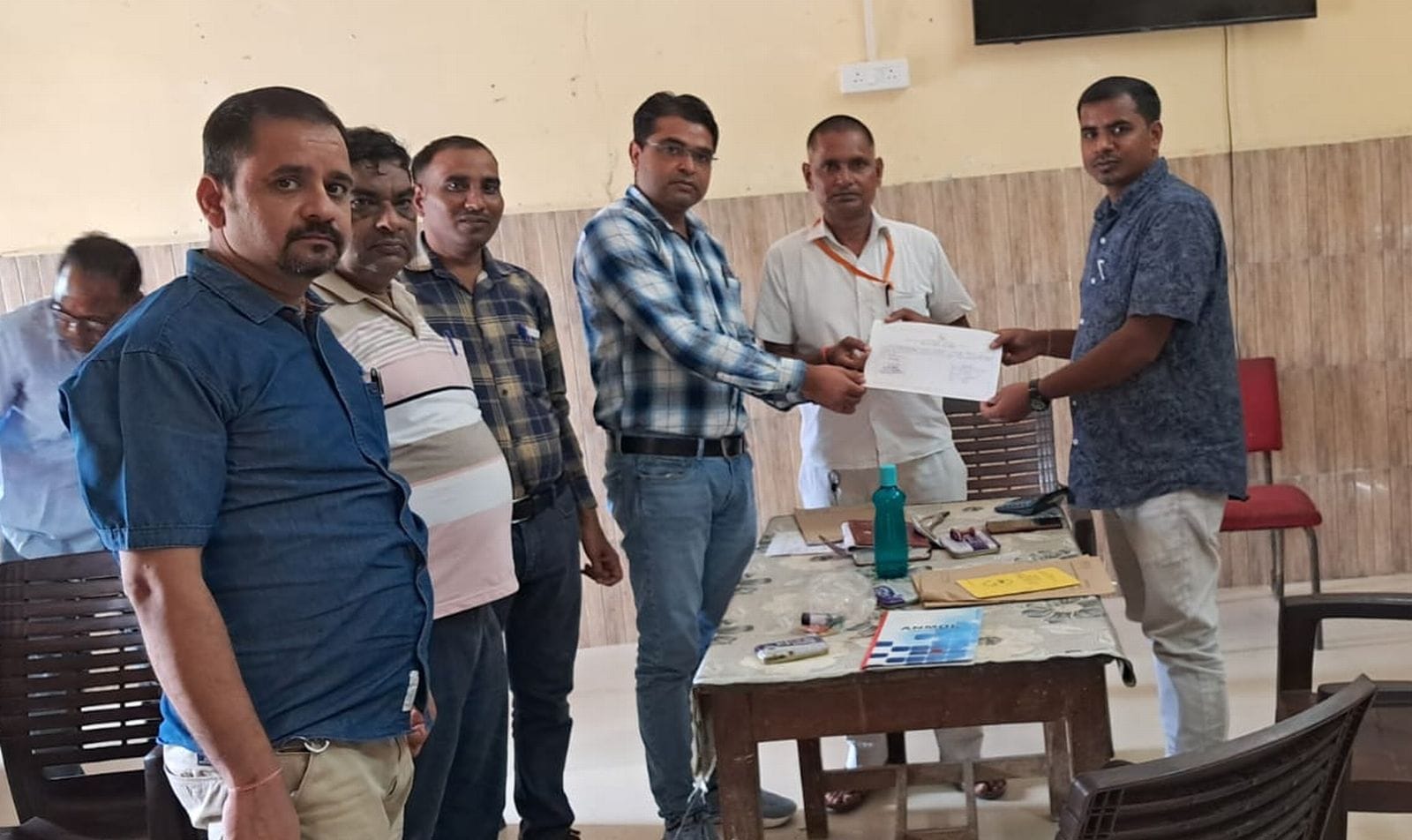 जगत ब्लॉक की ग्राम पंचायत रिजौली में प्रधान पद पर नेत्रपाल के जीतने पर प्रमाण पत्र दिया गया। स् जगत ब्लॉक की ग्राम पंचायत रिजौली में प्रधान पद पर नेत्रपाल के जीतने पर प्रमाण पत्र दिया गया। स्