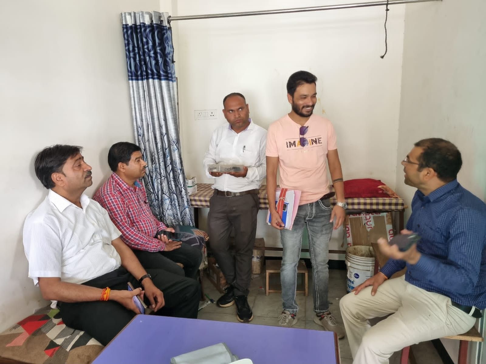 बगैर अनुमति संचालित हो रहे क्लिनिक सील करती हुई टीम