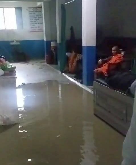 कनवार गांव में रेलवे अंडर पास के नीचे भरे पानी को निकालती पनचक्की।    संवाद