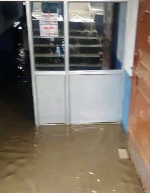 कनवार गांव में रेलवे अंडर पास के नीचे भरे पानी को निकालती पनचक्की।    संवाद