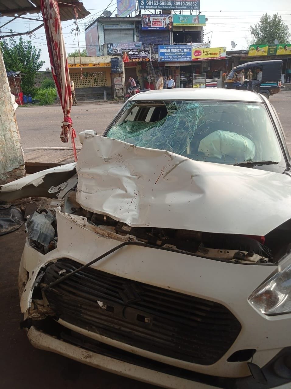 पुलिस चौकी जोल के तहत बडूही चौंक पर कार की टक्कर से स्कूटी हादसा युक्त वाहन।संवाद