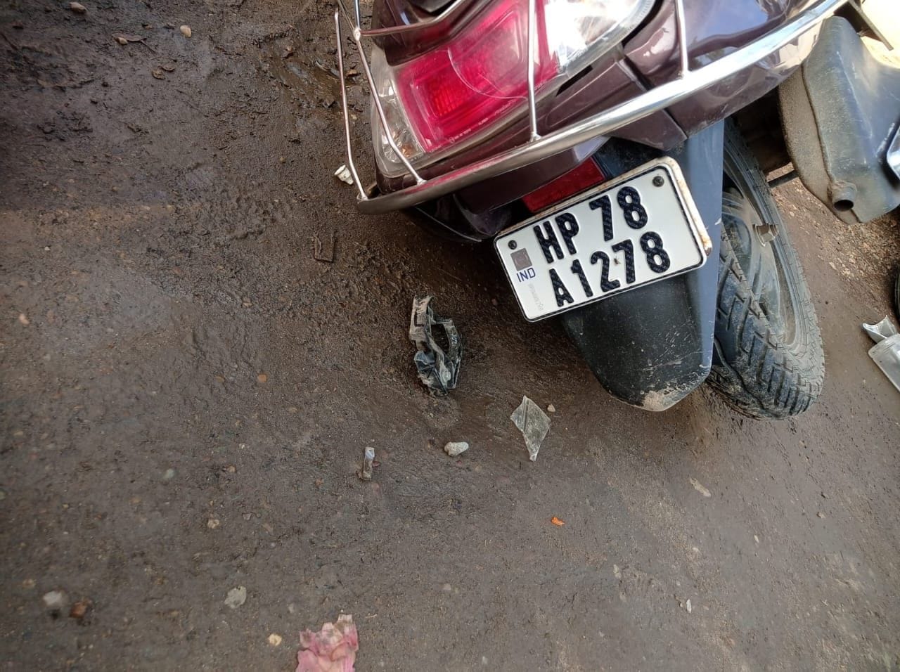 पुलिस चौकी जोल के तहत बडूही चौंक पर कार की टक्कर से स्कूटी हादसा युक्त वाहन।संवाद